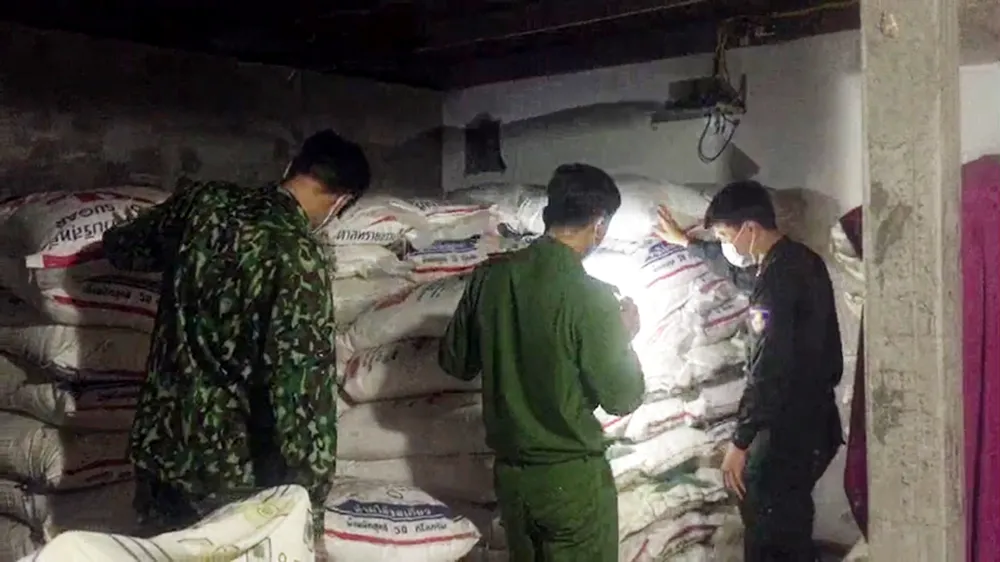 Lực lượng chức năng kiểm tra kho đường  cát 