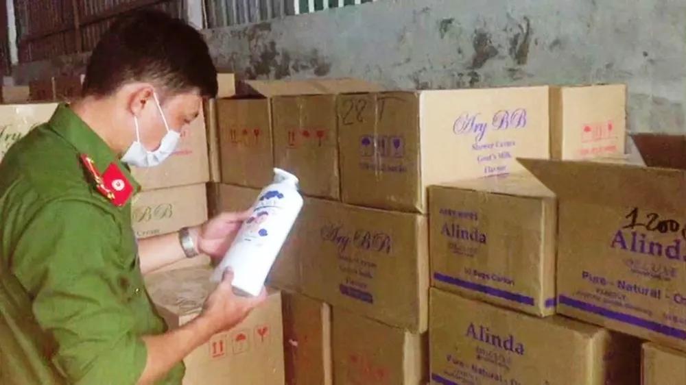 Phát hiện xe tải vận chuyển số lượng lớn hàng hóa nghi giả nhãn hiệu ảnh 2