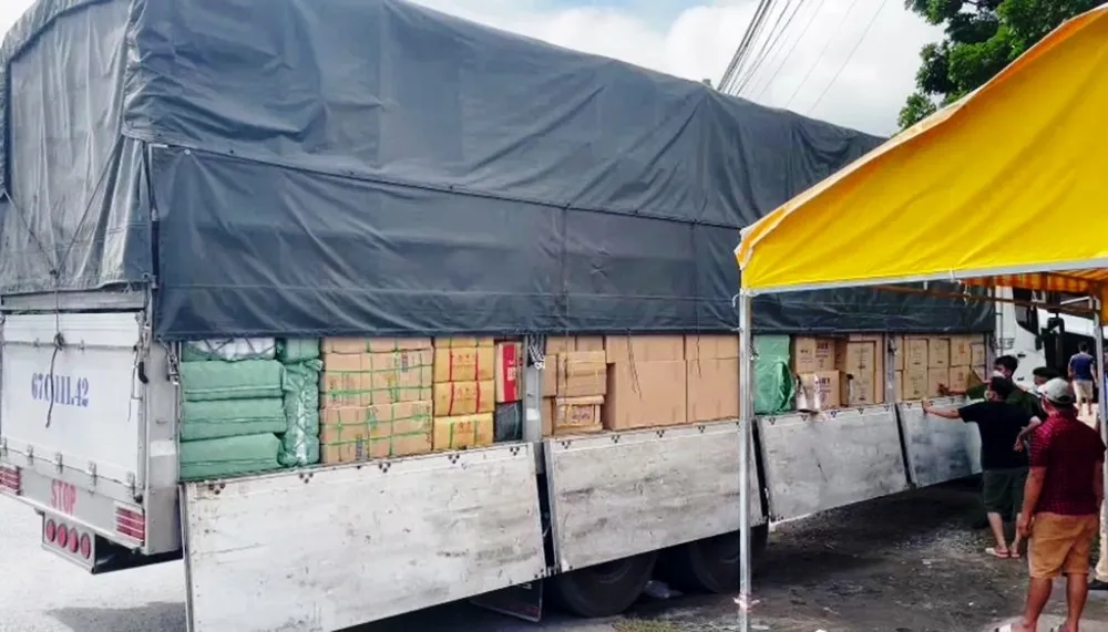 Phát hiện xe tải vận chuyển số lượng lớn hàng hóa nghi giả nhãn hiệu ảnh 1