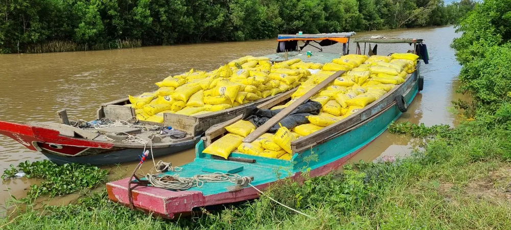 Phát hiện 2 chiếc ghe chở khoảng 50 tấn chất thải nguy hại và nhựa phế liệu ảnh 1