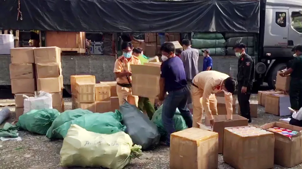 Phát hiện xe tải chở số hàng hóa trị giá hơn 1,5 tỷ đồng, nghi nhập lậu ảnh 1