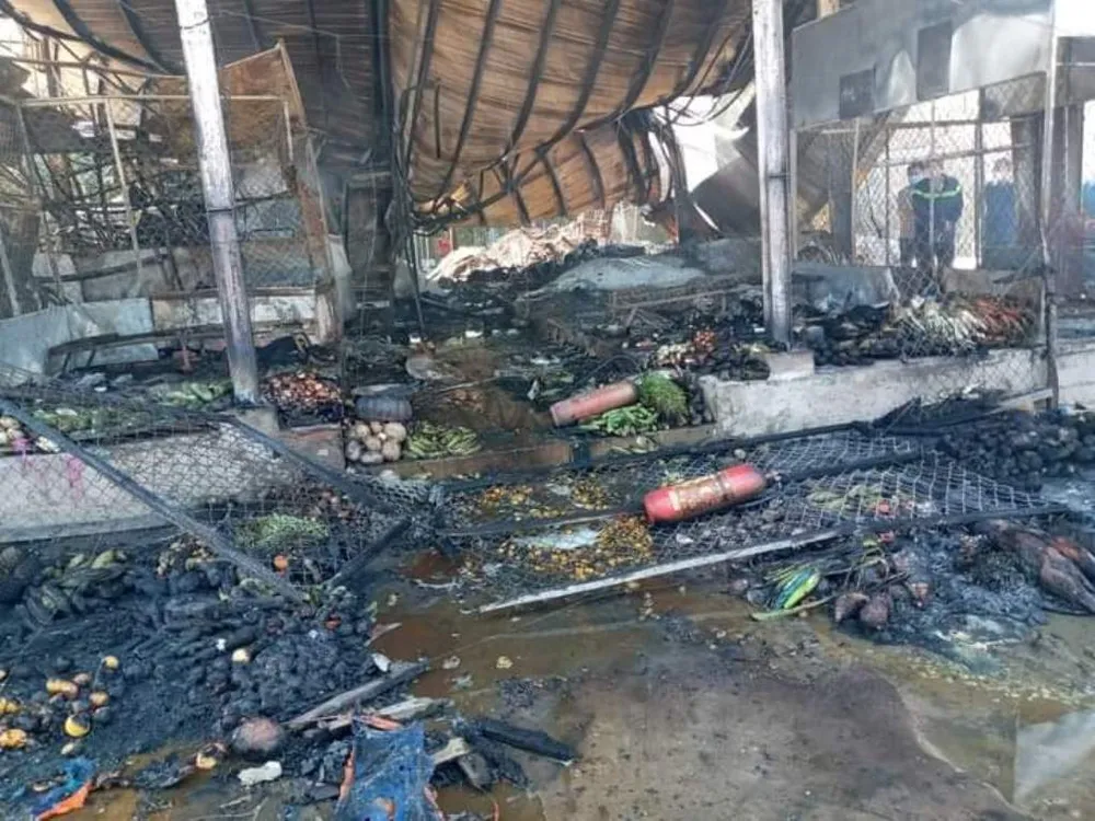 Cháy hoàn toàn nhà lồng chợ trong đêm ở Vĩnh Long ảnh 2
