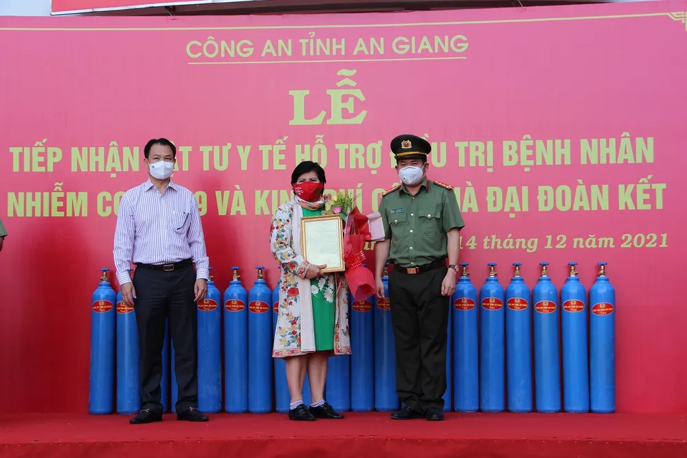 An Giang tiếp nhận hơn 3,2 tỷ đồng vật tư y tế hỗ trợ điều trị bệnh Covid-19 ảnh 1