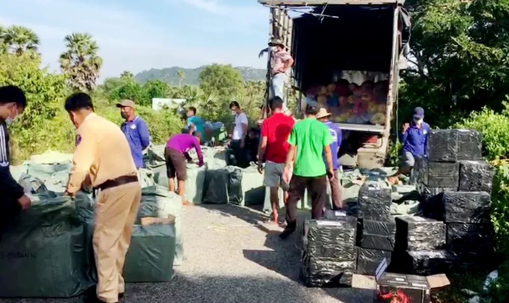 An Giang: Bắt số lượng lớn rượu ngoại, túi xách, giày dép không rõ nguồn gốc ảnh 2