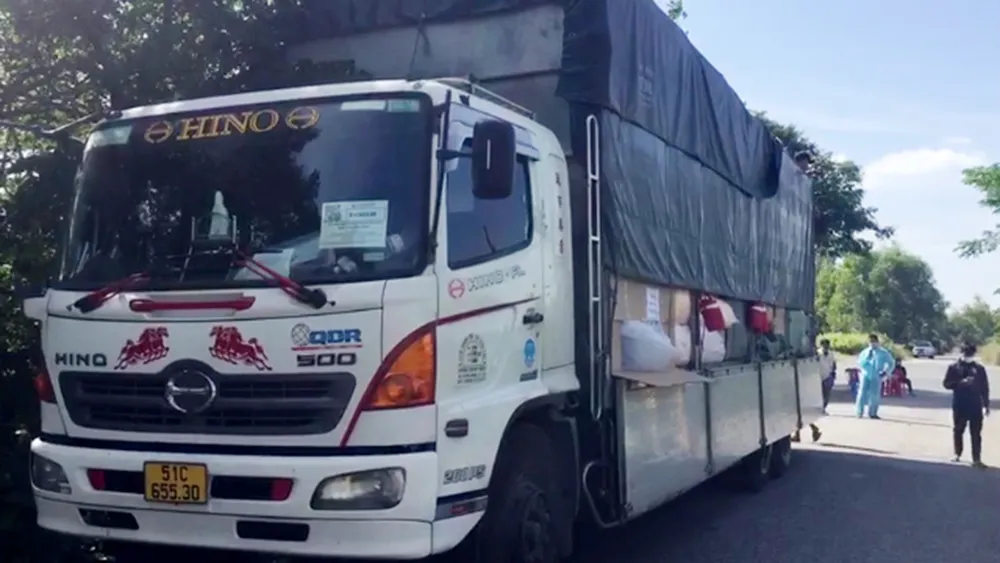 An Giang: Bắt số lượng lớn rượu ngoại, túi xách, giày dép không rõ nguồn gốc ảnh 1