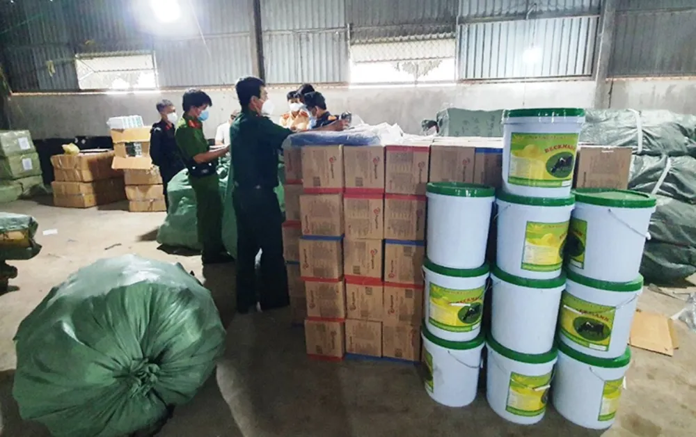 Tạm giữ xe tải chở số lượng lớn hàng hóa không rõ nguồn gốc ảnh 2