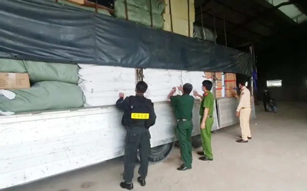 Tạm giữ xe tải chở số lượng lớn hàng hóa không rõ nguồn gốc ảnh 1