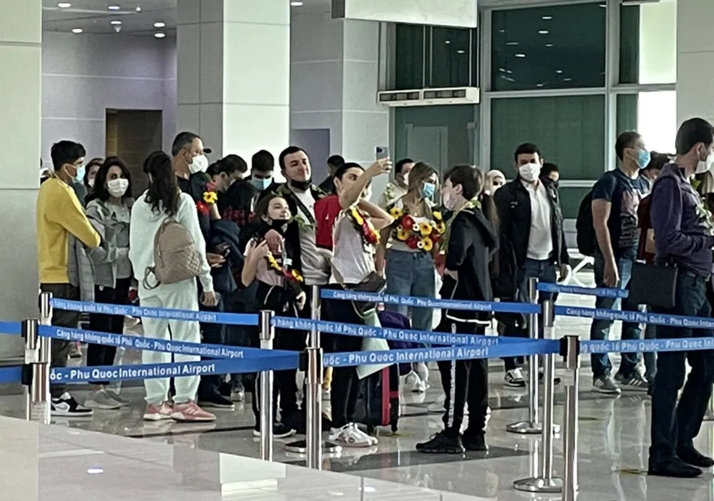 Hơn 200 du khách Uzbekistan tới đảo ngọc Phú Quốc đón năm mới 2022 ảnh 1