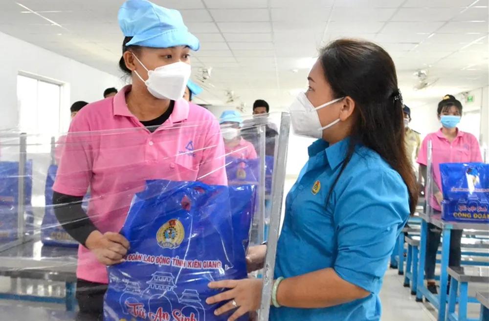 Kiên Giang trao 25.000 túi quà an sinh cho công đoàn viên  ảnh 1
