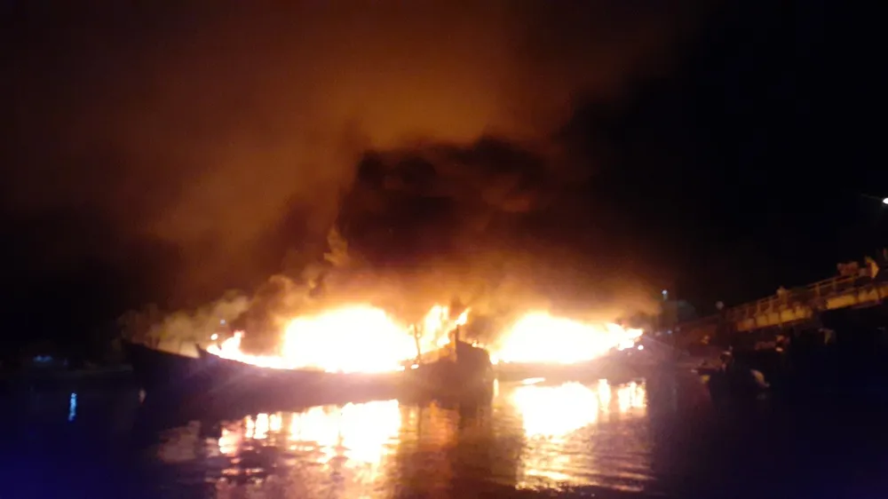 Cháy tàu cá ở cảng Ba Hòn ảnh 1