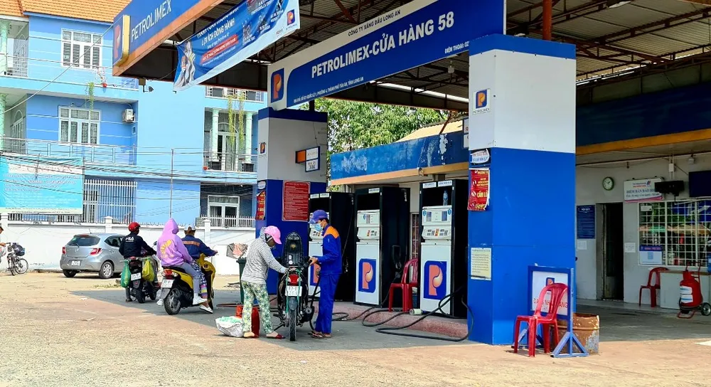 ĐBSCL xử lý nghiêm nếu có tình trạng đầu cơ, găm hàng xăng dầu ảnh 1