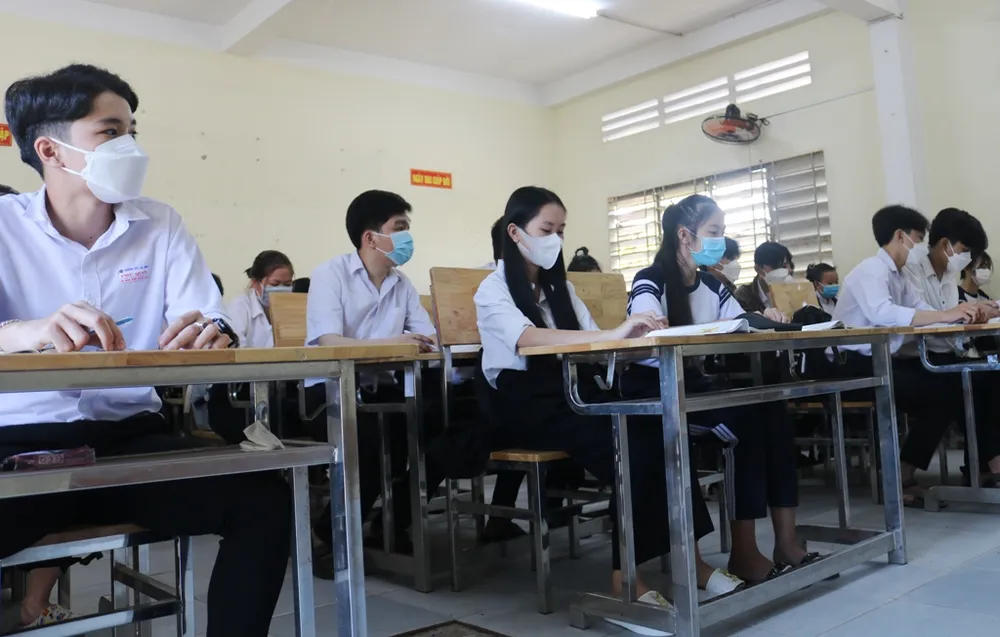 48.000 học sinh ở Vĩnh Long trở lại trường học trực tiếp ảnh 1