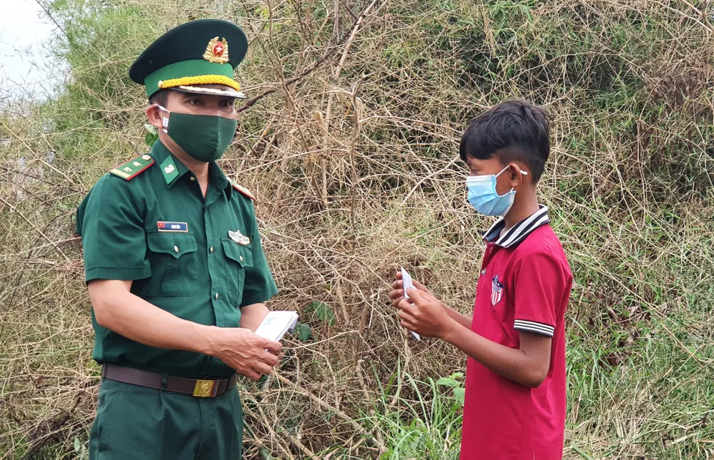 Kiên Giang: Hỗ trợ học bổng cho trẻ em nghèo biên giới ảnh 1