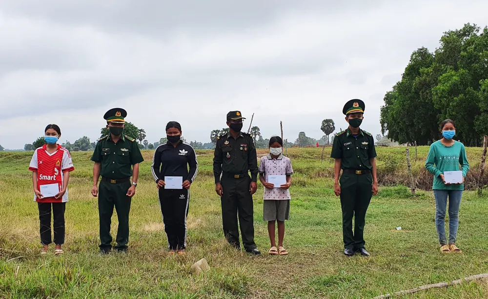 Kiên Giang: Hỗ trợ học bổng cho trẻ em nghèo biên giới ảnh 2