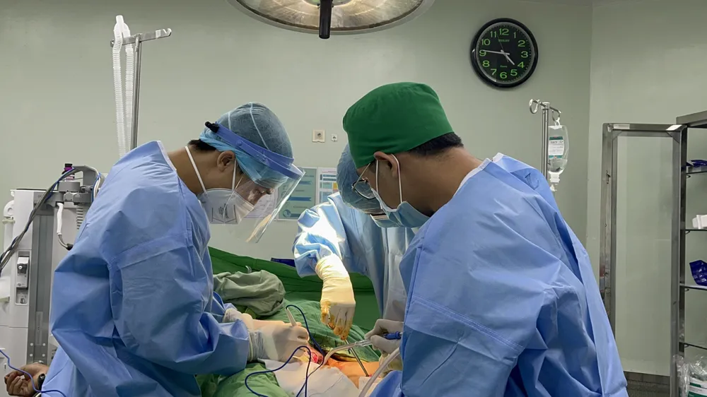 Thanh niên đi làm đồng bất ngờ bị trúng đạn xuyên dương vật ảnh 1