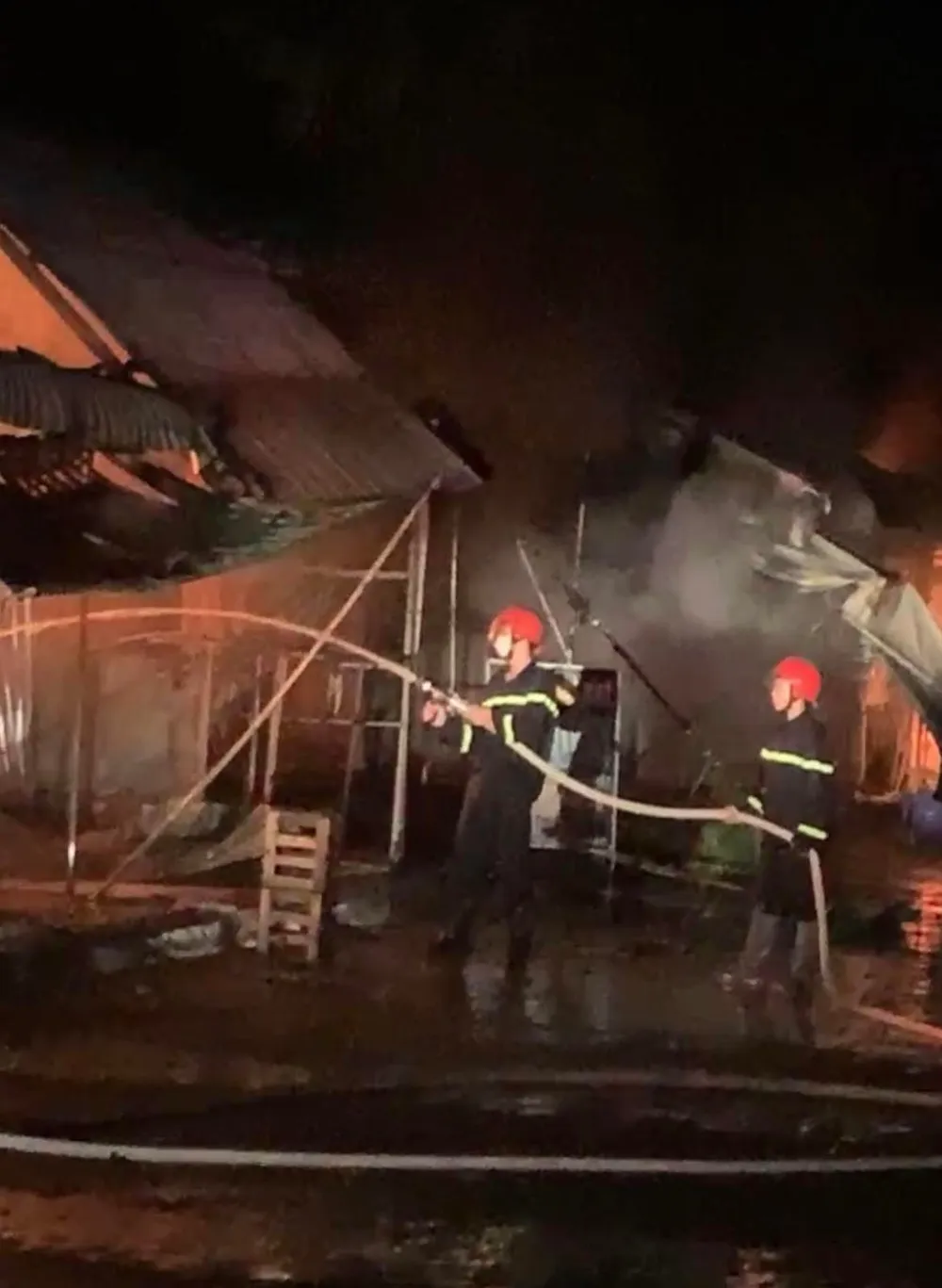 Cháy 40 kiot tại Trung tâm thương mại thị trấn Cái Dầu ở An Giang ảnh 1