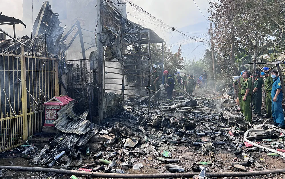 Cháy lớn làm thiệt hại 4 căn nhà ở An Giang ảnh 1