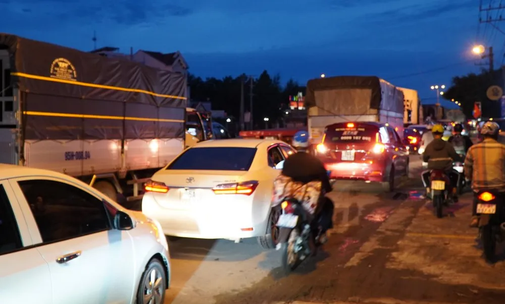 Giao thông tê liệt tại nhiều điểm trên tuyến đường về miền Tây ảnh 5