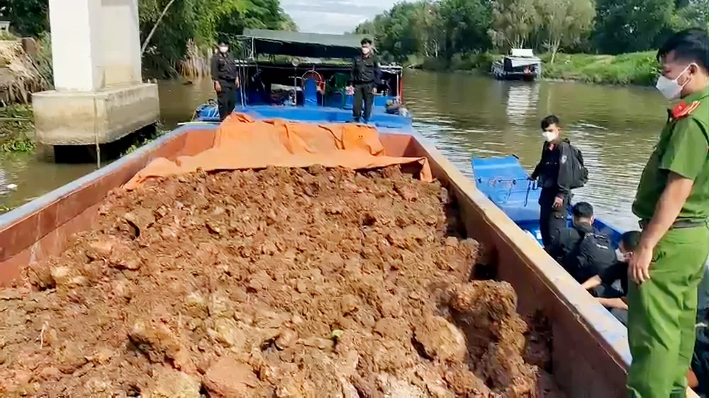Bắt quả tang 12 phương tiện thủy vận chuyển 733m3 đất trái phép ảnh 2