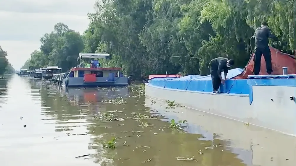 Bắt quả tang 12 phương tiện thủy vận chuyển 733m3 đất trái phép ảnh 1