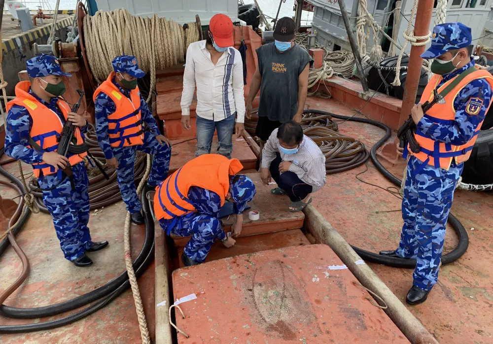 Liên tiếp phát hiện, bắt giữ 4 vụ vận chuyển 340.000 lít dầu lậu trên biển ảnh 1