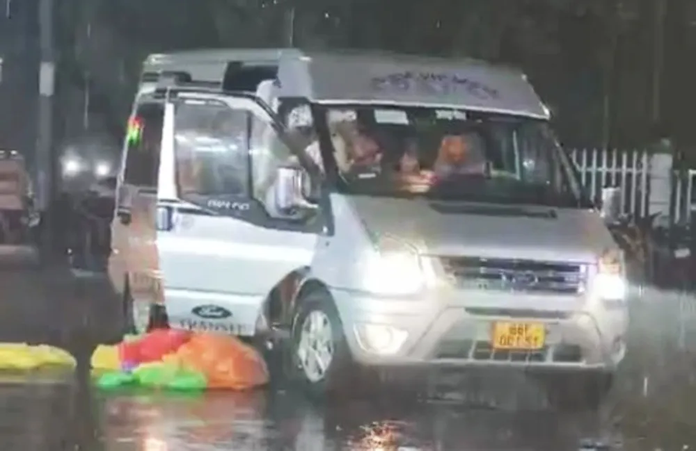 Xử phạt tài xế đỗ xe khách giữa ngã 5 ở trung tâm TP Phú Quốc ảnh 1