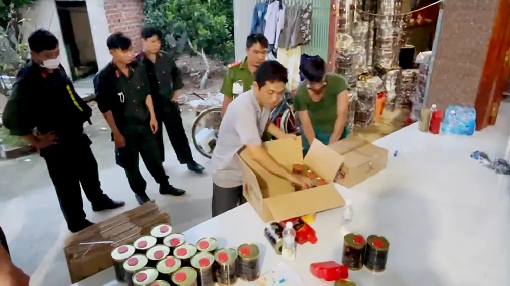 Phát hiện một hộ dân nghi sản xuất nhớt giả ở An Giang ảnh 1