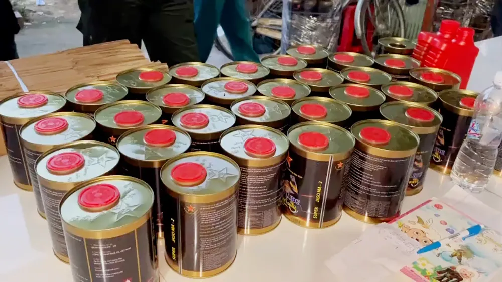 Phát hiện một hộ dân nghi sản xuất nhớt giả ở An Giang ảnh 2