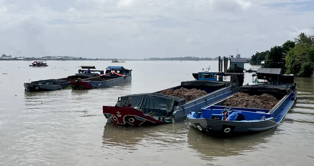 Phát hiện 7 sà lan và ghe sắt vận chuyển đất trái phép số lượng lớn ảnh 1