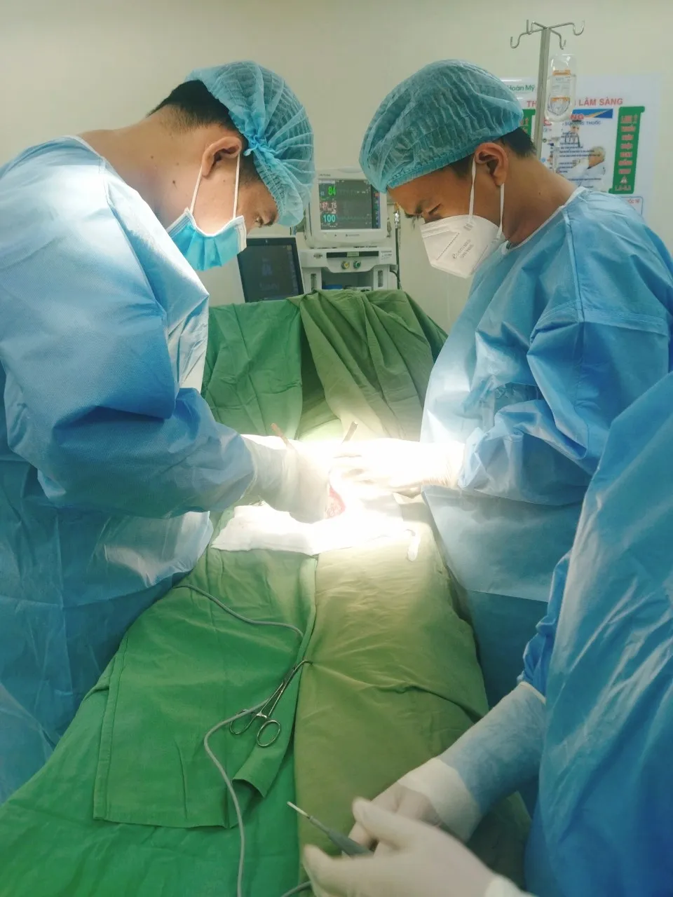 Cấp cứu thành công một nạn nhân bị mất hoàn toàn da dương vật do máy quấn ảnh 1