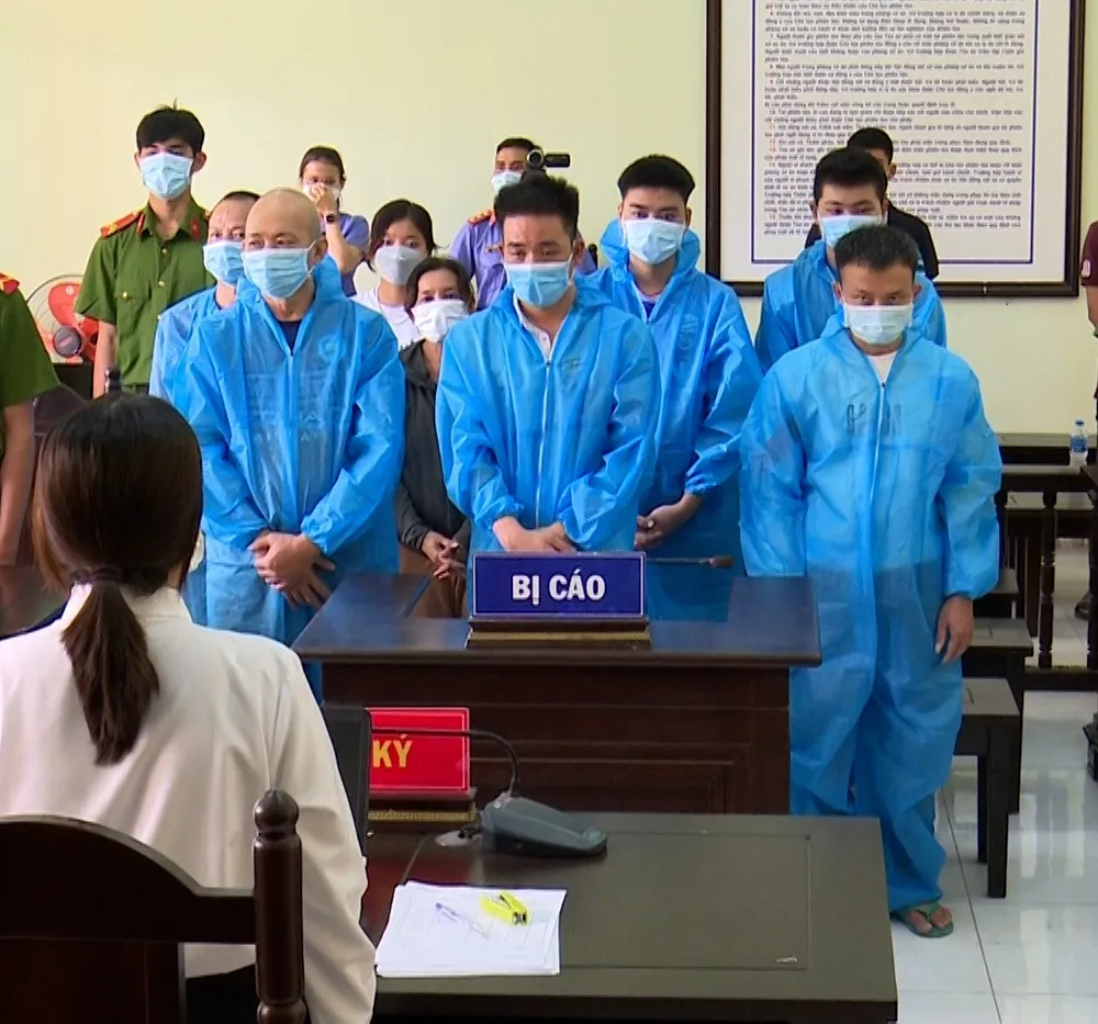 Chống người thi hành công vụ, 10 bị cáo ở An Giang lãnh án tù ảnh 1