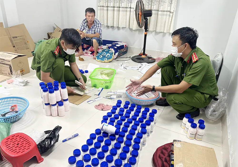 Bắt quả tang đối tượng sản xuất, buôn bán thuốc bảo vệ thực vật giả ảnh 1