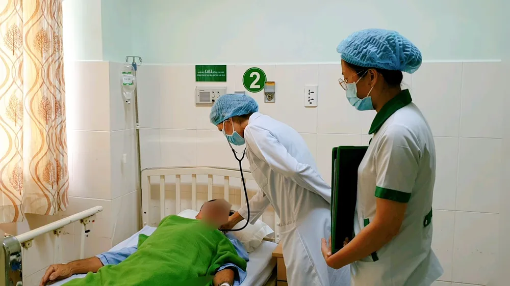 Hy hữu xương ống heo mắc trong phế quản khiến bệnh nhân khó thở gần 1 năm ảnh 1