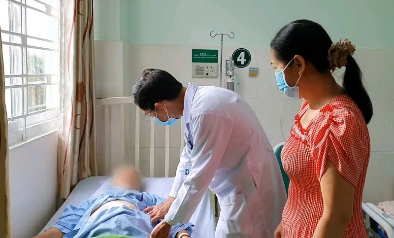 Thủng đại tràng do nuốt phải hàm răng giả ảnh 2