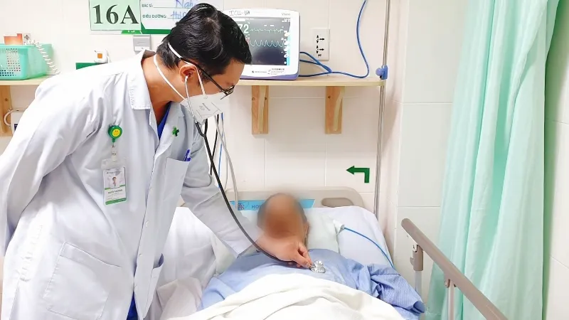 Cứu sống kịp thời cụ bà 72 tuổi bị ong đốt, suýt mất mạng  ảnh 1