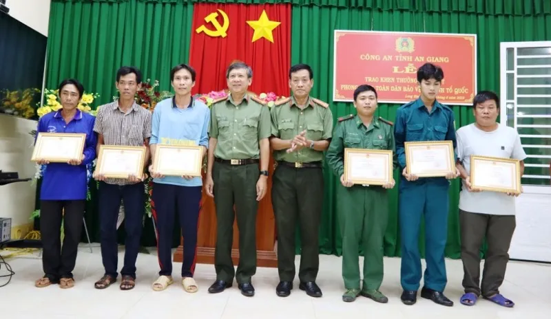 Khen thưởng 6 người dân cứu 40 người vượt sông trốn khỏi Casino ở Campuchia ảnh 1