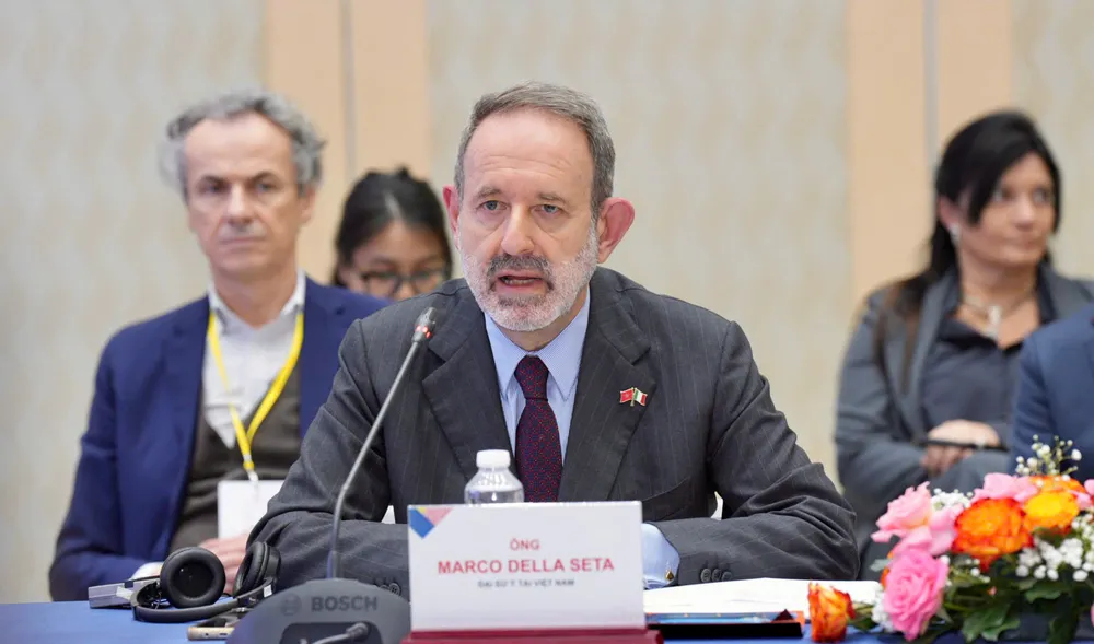 Ông Marco Della Seta, Đại sứ Italy tại Việt Nam trao đổi với lãnh đạo TPHCM tại buổi làm việc