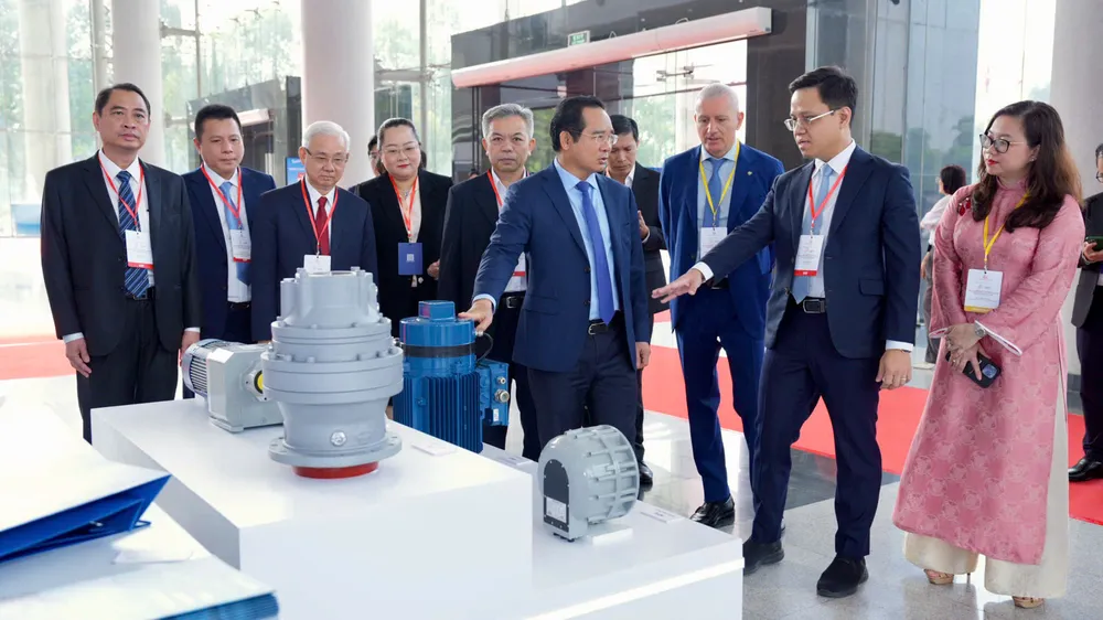 Chủ tịch UBND TPHCM Nguyễn Văn Được và các đại biểu tham quan một số mô hình tiêu biểu của Tập đoàn Becamex trưng bày tại diễn đàn