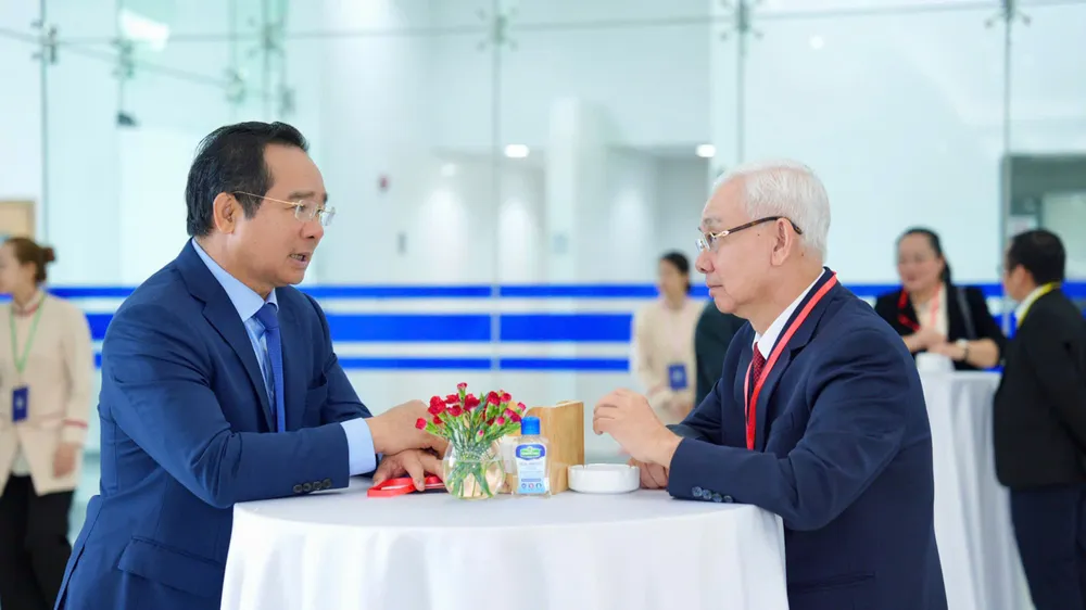 Chủ tịch UBND TPHCM Nguyễn Văn Được trao đổi với lãnh đạo Tập đoàn Becamex trước thềm sự kiện