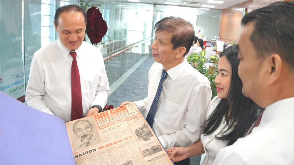 Đồng chí Nguyễn Khắc Văn, Phó Tổng Giám đốc Cơ quan Báo và Phát thanh, Truyền hình TPHCM, Bí thư Đảng ủy, Tổng Biên tập Báo SGGP thông tin về quá trình hình thành và phát triển của Báo SGGP. Ảnh: VIỆT NGA