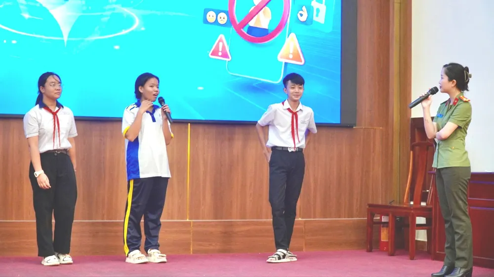 Cán bộ Công an TPHCM hướng dẫn các học sinh về kỹ năng an toàn trên không gian mạng. Ảnh: DUY TRẦN