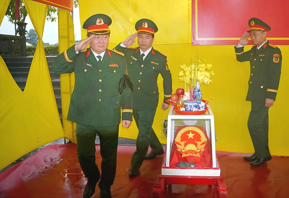 Lãnh đạo Bộ Chỉ huy Quân sự tỉnh Quảng Trị tưởng niệm, tri ân các Anh hùng liệt sĩ