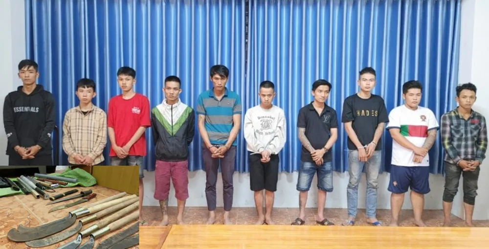 An Giang: Bắt khẩn cấp 12 nghi can giải quyết mâu thuẫn bằng dao, súng ảnh 1