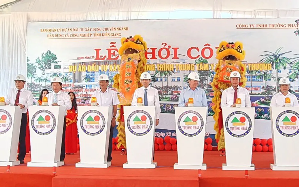 Thực hiện nghi thức khởi công xây dựng Trung tâm Y tế huyện U Minh Thượng. Ảnh: QUỐC BÌNH