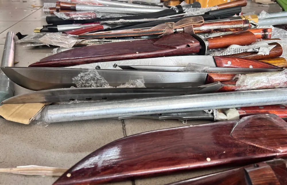 Hung khí nguy hiểm được gửi qua đường bưu điện gồm dao, mã tấu, ống tuýp nhọn. Ảnh: TIẾN TẦM