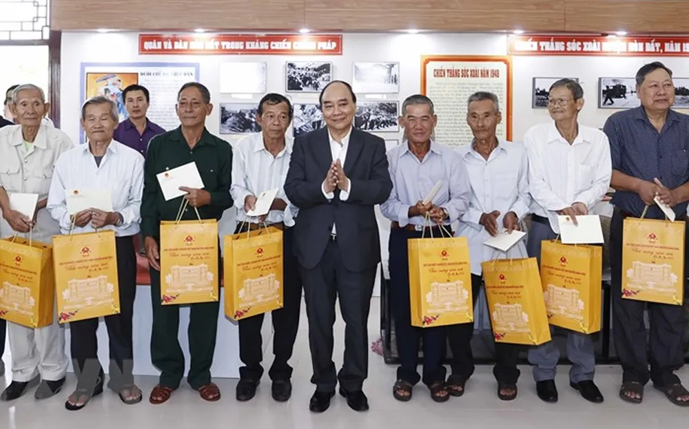 Chủ tịch nước tặng quà cho các gia đình chính sách, người có công huyện Hòn Đất. Ảnh: CTV Chủ tịch nước tặng quà cho các gia đình chính sách, người có công huyện Hòn Đất. Ảnh: CTV