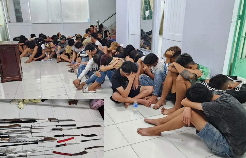 Nhóm thanh, thiếu niên cùng hung khí bị thu giữ. Ảnh: V.VŨ.