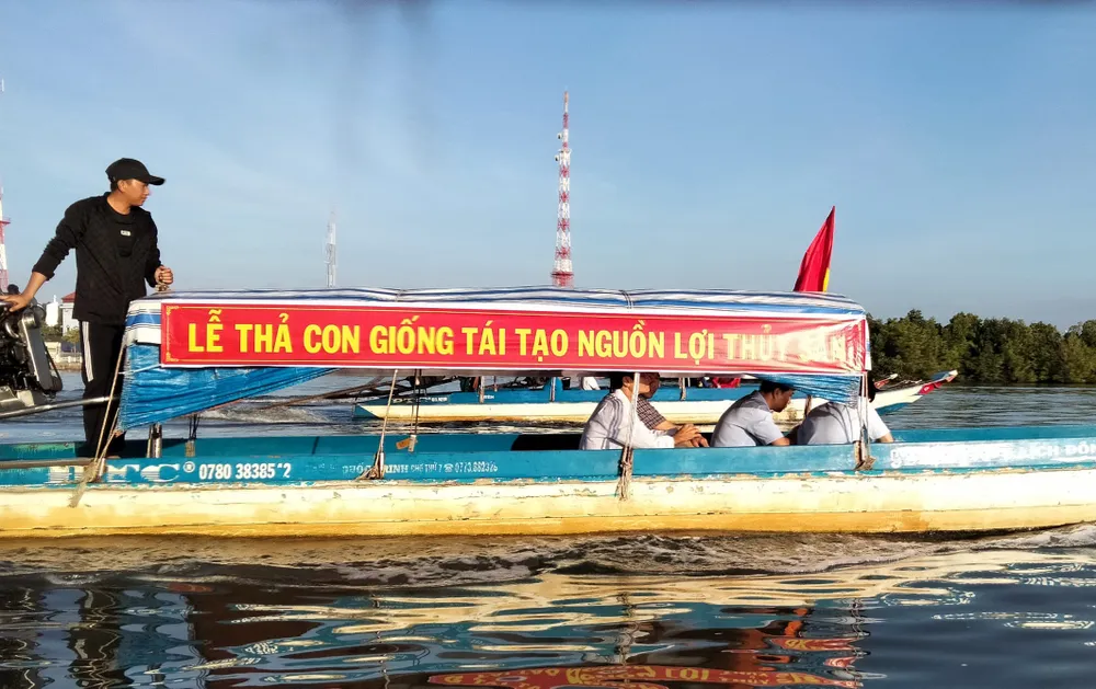 Thả con giống xuống đầm Đông Hồ trở thành nghi thức đầu tiên của lễ hội rằm tháng Giêng gắn với đêm thơ Tao đàn Chiêu Anh Các tại Hà Tiên. Ảnh: QUỐC BÌNH.