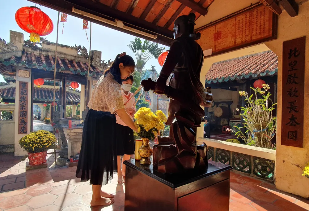 Thế hệ trẻ Hà Tiên dâng hương Đức Khai trấn Quốc công Mạc Cửu. Ảnh: QUỐC BÌNH.