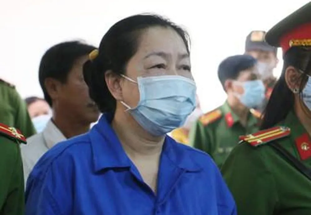 Bị cáo Nguyễn Thị Kim Hạnh (Mười Tường) hầu tòa lần thứ tư. Ảnh: QUỐC BÌNH